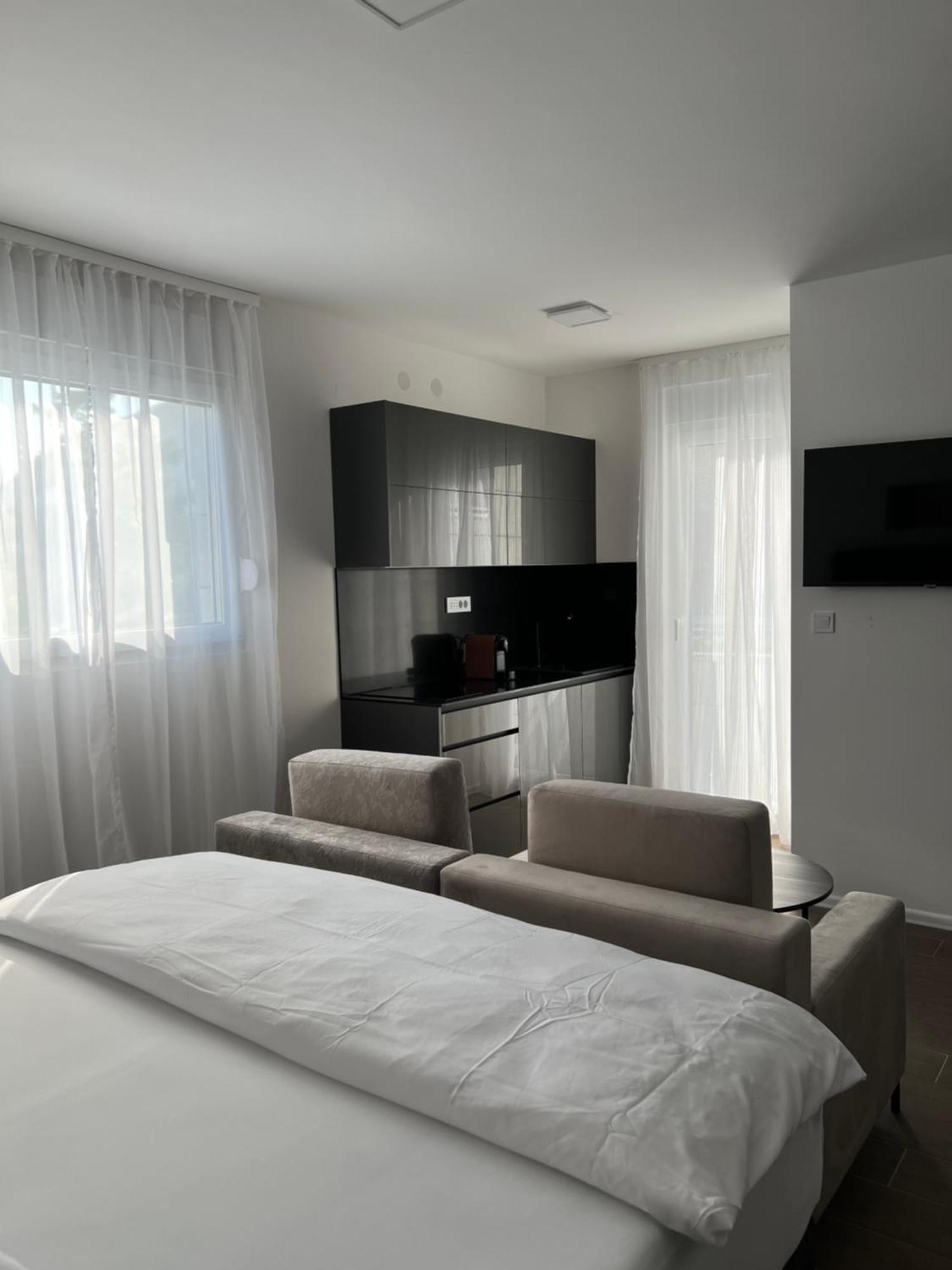 Madamik Apartments Bijela Kültér fotó